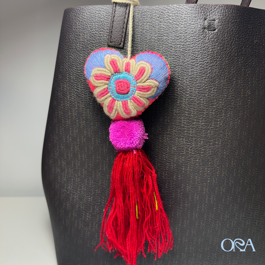 Bolso bag charm corazón tejido artesanal México hecho a mano colorido tonos rosa rojo Handwoven heart tassel pink red tones — Ora Handmade
