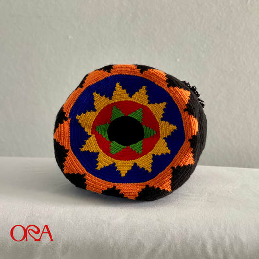 Mochila Wayuu negra con fondo de color tejida artesanal Colombia handwoven shoulder bag black colorful pattern bottom — Ora Handmade
